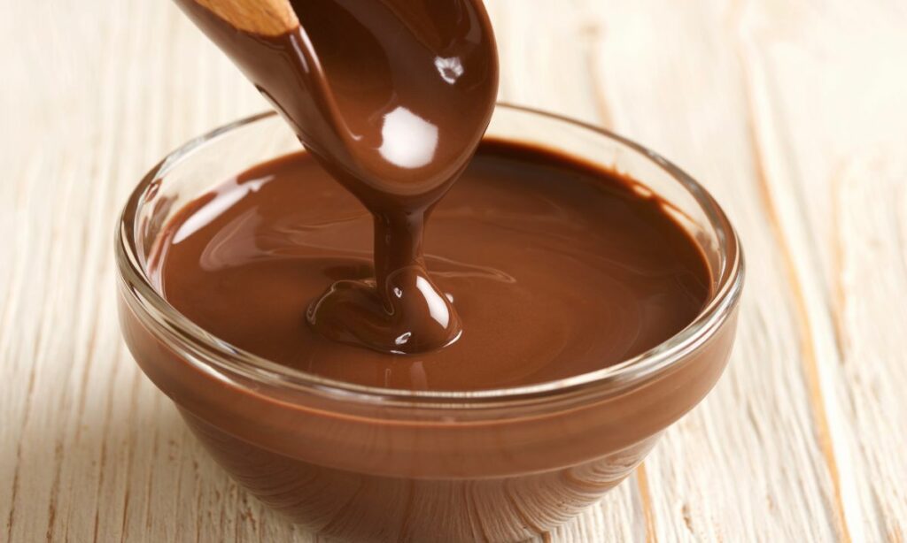 Le matériel utile pour fondre du chocolat