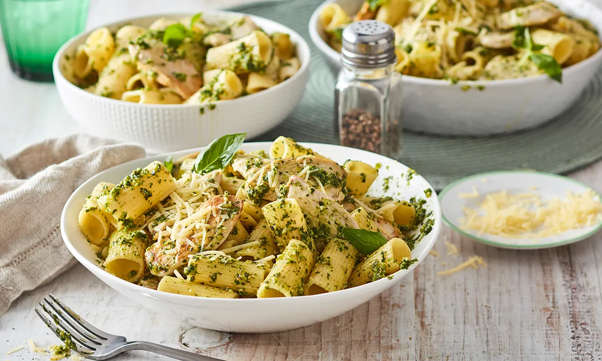 Découvrez notre recette de pâtes au poulet et pesto